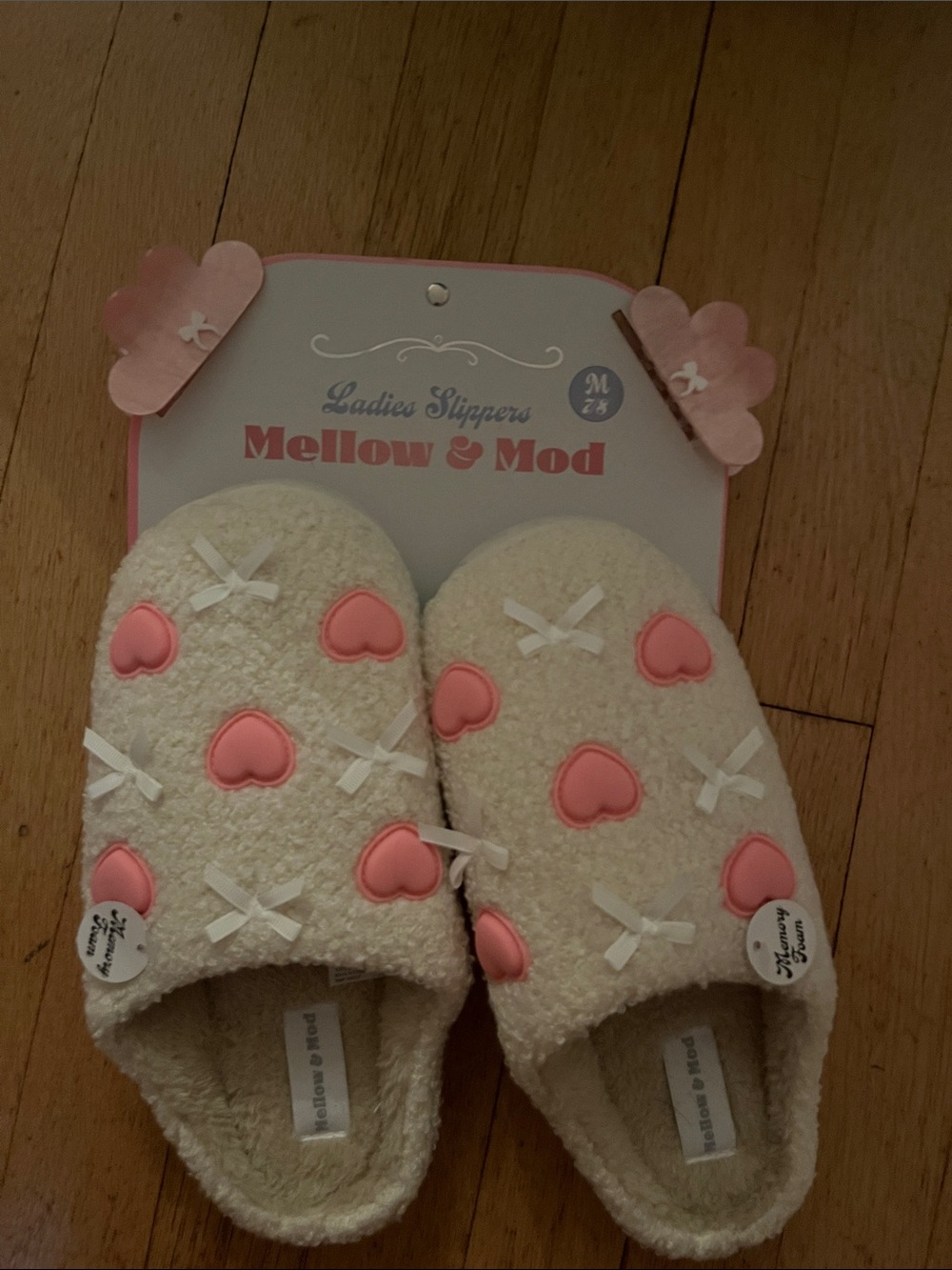 Women’s size 7-8 slippers with 2 pink bow claw clips